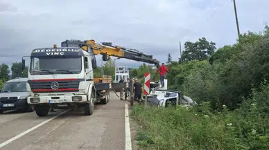 Sinop-Erfelek yolunda kaza : Cam yüklü kamyonet devrildi