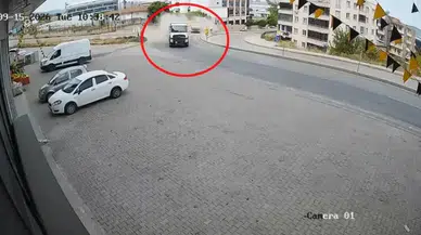 Bursa'da hafriyat kamyonu karşı şeride geçti: Kaza anı güvenlik kamerasında