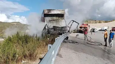 Antalya'da kamyon bariyerlere çarptıktan sonra alev aldı : Sürücü yaralandı