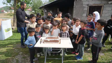 Muş'ta anlamlı yardım : Hayırseverler uzak köylerdeki çocukları sevindirdi