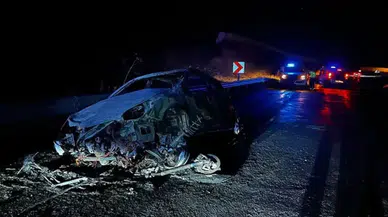 Kayseri'de çarpışan otomobil ile motosiklet alev alev yandı : 2 yaralı
