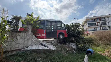 Düzce'de köpeğe çarpmamak için direksiyon kıran halk otobüsü bahçe duvarına çarptı