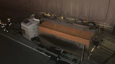 İBB asfalt kamyonu Avcılar'da alt geçit yoluna düştü