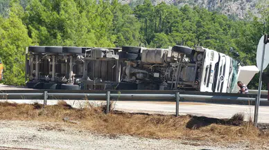 Burdur Bucak'ta virajı alamayan tır devrildi: Sürücü yaralandı