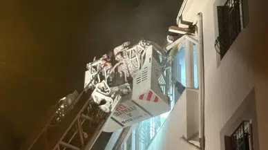 Apartman dairesinde yangın : 2'si çocuk 7 kişi dumandan etkilendi