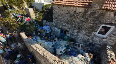 Muğla Datça'da çöp evden 5 ton atık çıkarıldı