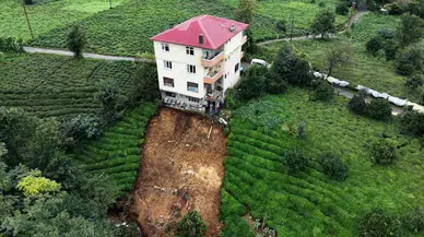 Rize'de heyelan: Toprak kütlesi koptu, 3 katlı bina askıda kaldı