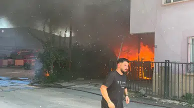 Antalya'da müstakil ev ve depo yangını