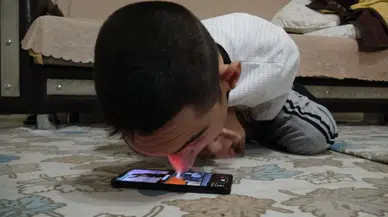 Telefonu burnuyla kullanıyor : Osman'ın azmi görenleri şaşırtıyor