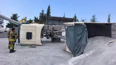Hatay'da kum yüklü kamyon devrildi: Sürücü yaralandı