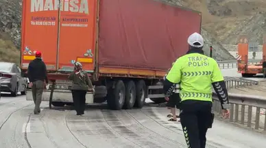 Erzincan-Sivas kara yolunda tır bariyere çarptı : Sakaltutan'da trafik kilitlendi