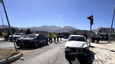 Erzurum'da cezaevi ring aracı ile otomobil çarpıştı : 9 yaralı