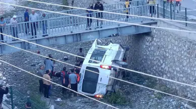 Çorum'da diyaliz hastalarını taşıyan araç çay yatağına devrildi : 5 yaralı
