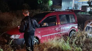 Konya'da yağışlı havada yoldan çıkan araç şarampole devrildi