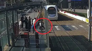 Samsun'da facianın eşiğinden dönüldü ! Tramvayın önüne koşan çocuğu son anda kurtardı