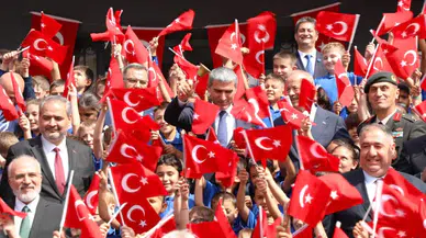 Afyonkarahisar'da 2026-2027 eğitim-öğretim yılı başladı: 142 bin öğrenci ders başı yaptı