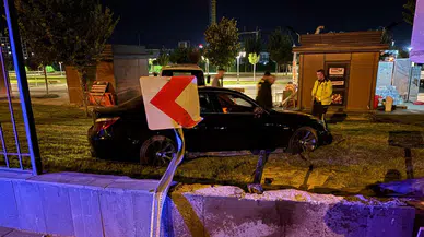 Kayseri'de otomobil bir metrelik duvarı aştı : Sürücü yaralandı