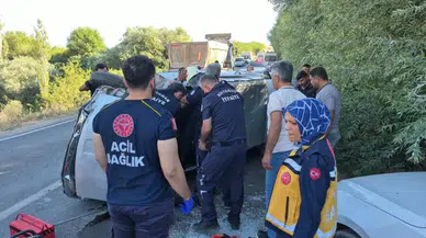 Adıyaman'da iki otomobil çarpıştı : Takla atan araçtaki sürücüler yaralandı