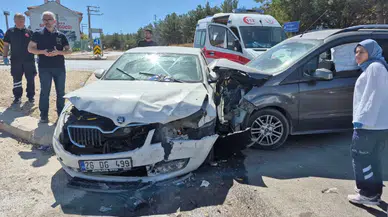 Eskişehir'de hafif ticari araç ile otomobil çarpıştı: 3'ü çocuk 7 yaralı
