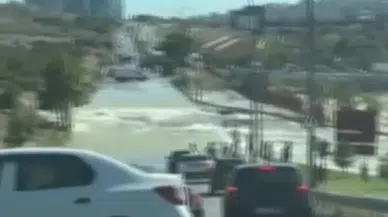 Başakşehir'de su borusu patladı : Cadde adeta göle döndü