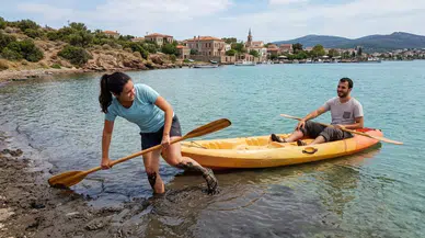 Cunda Adası'nda suya giren kadın çamura saplandı ! Kanodan destek alarak kurtuldu