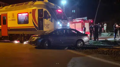 Zonguldak'ta yolcu treni ile otomobil çarpıştı : 5 yaralı