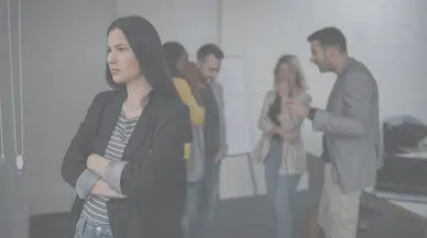 İşyerinde dedikodu yapan çalışan tazminatsız işten çıkarılabilir mi ? Yargıtay karar verdi