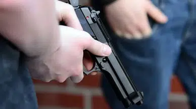 Tartışma silahlı kavgaya dönüştü : Ateş açarken kendi bacağını vurdu