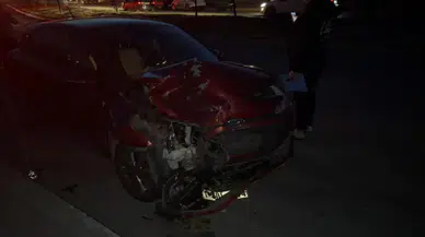 Kocaeli'de virajı alamayan otobüs, iki otomobile çarptı : 3 yaralı