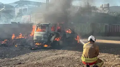 Hatay'da yanan hafif ticari araç kullanılamaz hale geldi