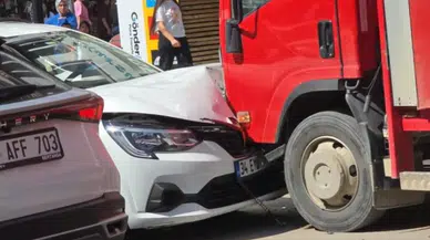 Adıyaman'da otomobil park halindeki kamyonete çarptı !