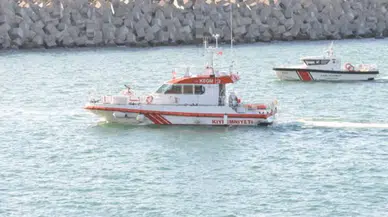 Rize açıklarında denize inen uçak limana çekildi