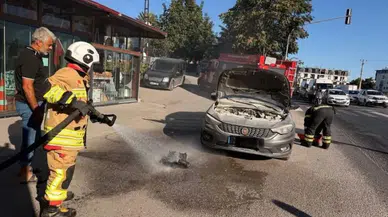 Belen'de seyir halindeki otomobilin motorunda yangın çıktı
