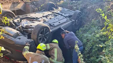 Bursa'da otomobil dere yatağına yuvarlandı : 5 yaralı