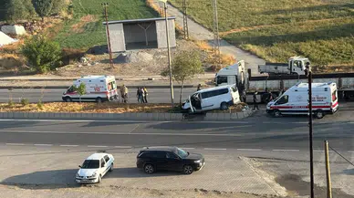 Muş'ta feci kaza : Tır ile panelvan çarpıştı, 3 kişi yaralandı