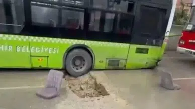 Adana'da yağış sonrası yolda çukur oluştu : Belediye otobüsü içine düştü