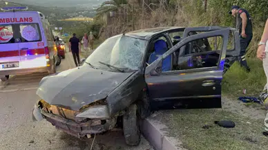 Samsun'da kontrolden çıkan otomobil çöp konteynerine çarptı : 2 yaralı