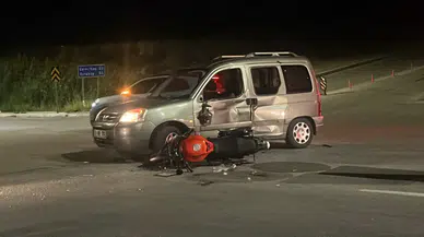 Çorum'da motosiklet ile otomobil çarpıştı : 3 yaralı