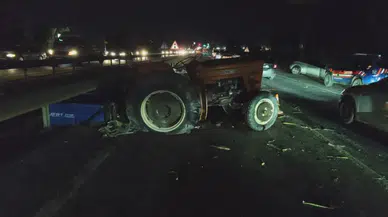 Antalya'da feci kaza! Otomobil traktöre arkadan çarptı : 2 ağır yaralı