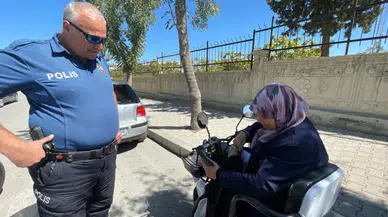 Karaman'da yürek ısıtan anlar : Çantasını bulan polislere para verip çay ikram etmek istedi