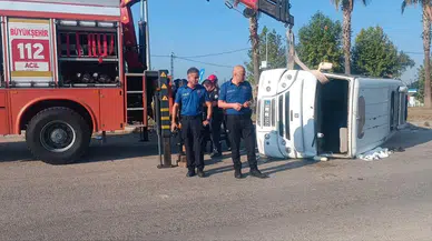 Adana Ceyhan'da minibüs ile otomobil çarpıştı : 1 ölü, 3 yaralı