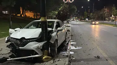 Sivas'ta otomobil aydınlatma direğine çarptı : 4 yaralı