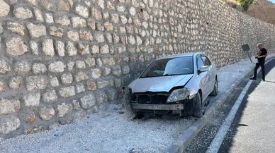 Adıyaman Besni'de otomobil istinat duvarına çarptı : 1 yaralı