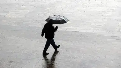 İstanbul’da aniden bastıran sağanak yağış hayatı felç etti :