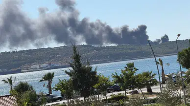 İzmir Aliağa'da gemi söküm tesislerindeki hurdalık deposunda yangın çıktı