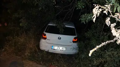 Manavgat'ta otomobil bahçeye uçtu : Şans eseri yaralanan olmadı