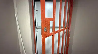 Mühürlü eğlence mekanı, eski diş kliniğinden duvar kırarak yol açtı
