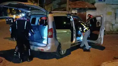 Ehliyetsiz sürücünün aracından uyuşturucu çıktı : 2 gözaltı