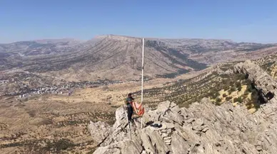 Hakkari’de yıpranan Türk bayrağını gazeteci yenisiyle değiştirdi