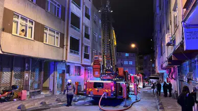 Esenler'de 4 katlı binanın çatısında yangın çıktı